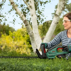 Bosch universal 18V hækkeklipper 55 cm 1x2,5 Ah batteri og lader