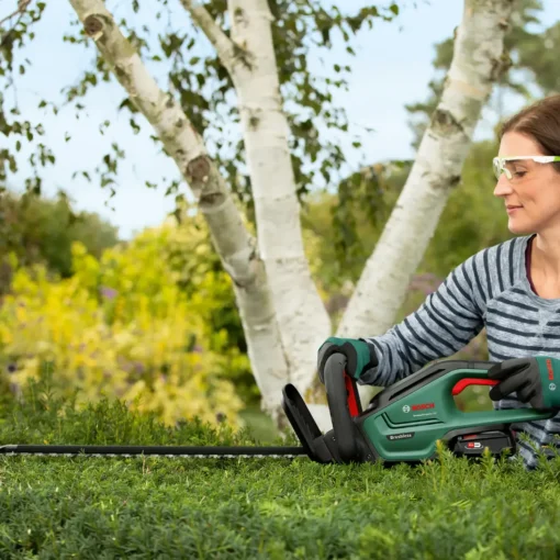 Bosch universal 18V hækkeklipper 55 cm 1x2,5 Ah batteri og lader