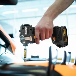 DeWALT DCF85ME2GT-QW 18V XR slagskruetrækker Mclaren edition 2x 1.7 Ah PS-batterier og lader