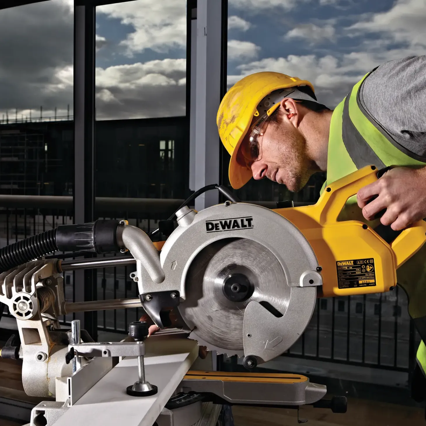 DeWALT DWS778 kap-/geringssav 1850 W Ø250 mm