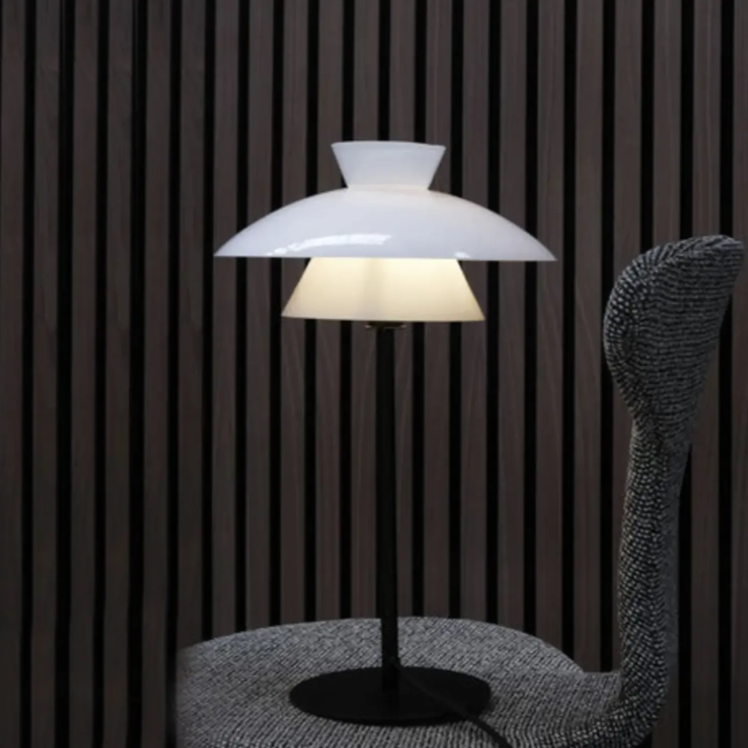 Dyberg Larsen Valby opal bordlampe 3 G9 sort