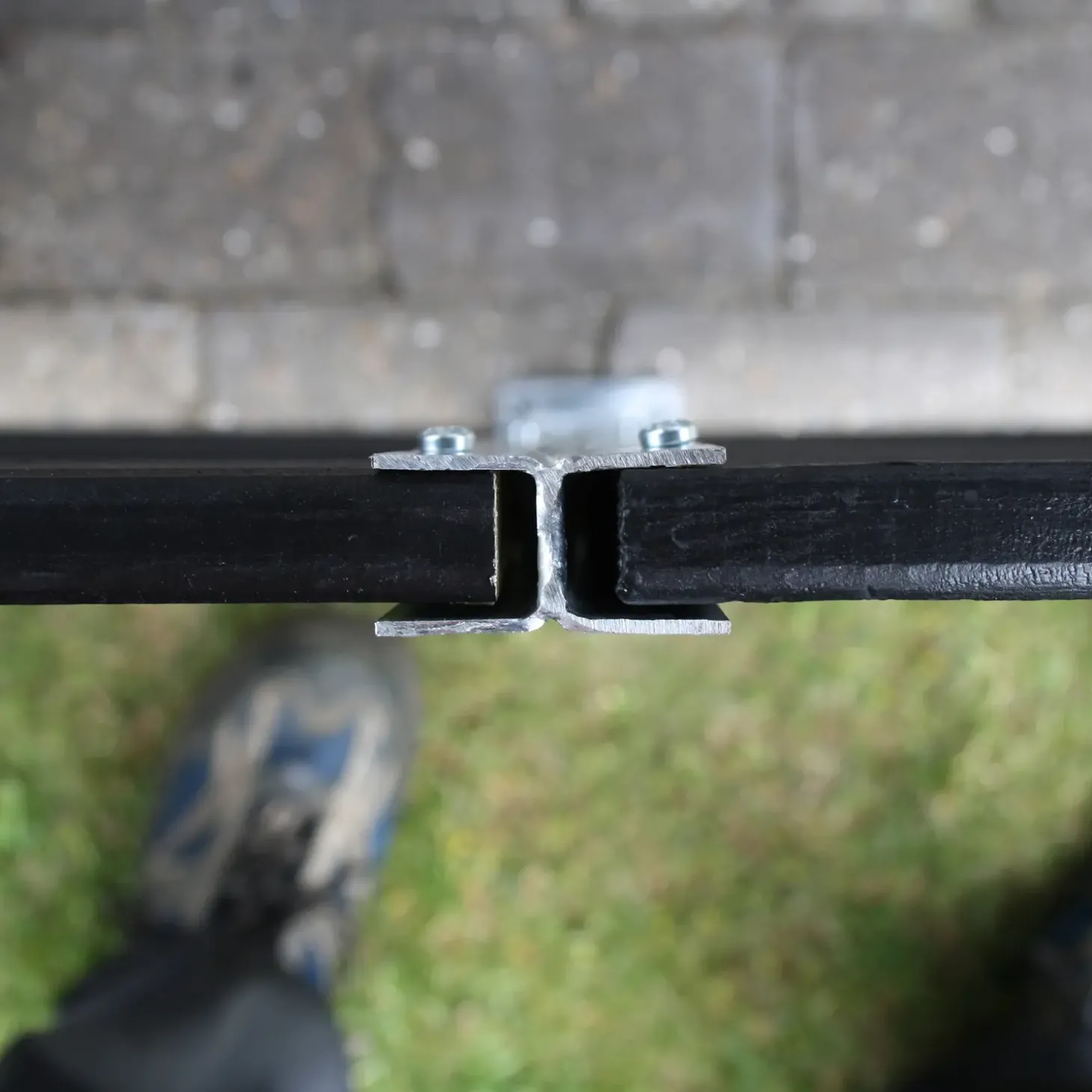 H-stolpe m/fod varmgalvaniseret 23 mm sporbredde