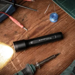 Ledlenser P7R Core lommelygte inkl. 1xgenopladelig batteri sort
