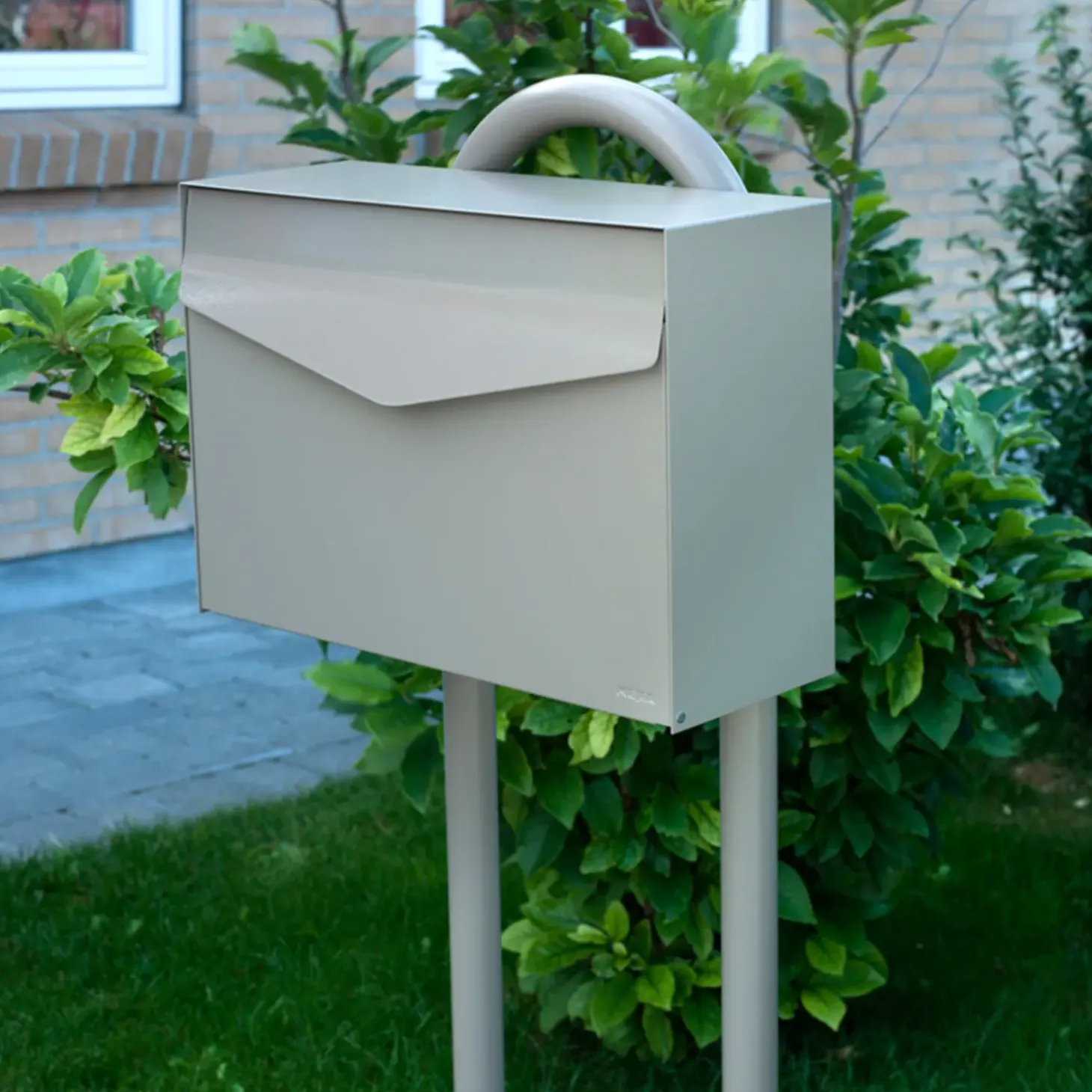 ME|FA postkasse Letter (111) beigegrå med ME|FA lås