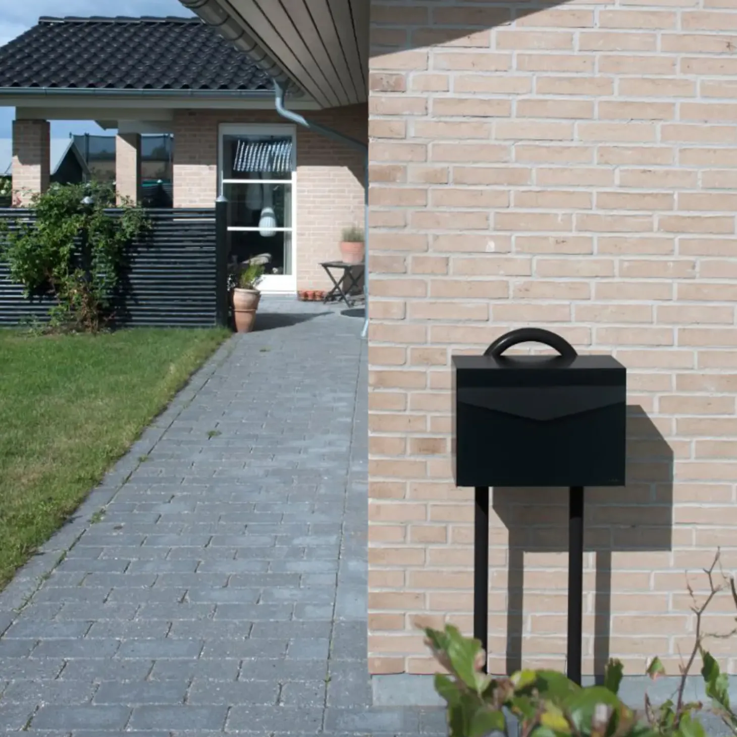 ME|FA postkasse Letter (111) dybsort med Ruko lås