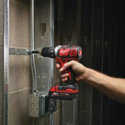Milwaukee M18 BDD-403C 18V bore-/skruemaskine 3x4.0 Ah batteri og lader