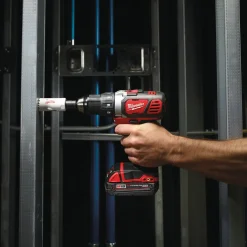 Milwaukee M18 BDD-403C 18V bore-/skruemaskine 3x4.0 Ah batteri og lader