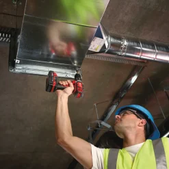 Milwaukee M18 BDD-403C 18V bore-/skruemaskine 3x4.0 Ah batteri og lader