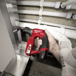 Milwaukee M12 bore-/skruemaskine med udskiftbare hoveder inkl. 2x 2,0Ah batteri og lader