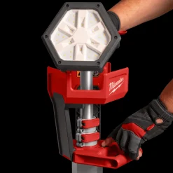 Milwaukee M18 SAL-0 18V arbejdslampe på stativ solo