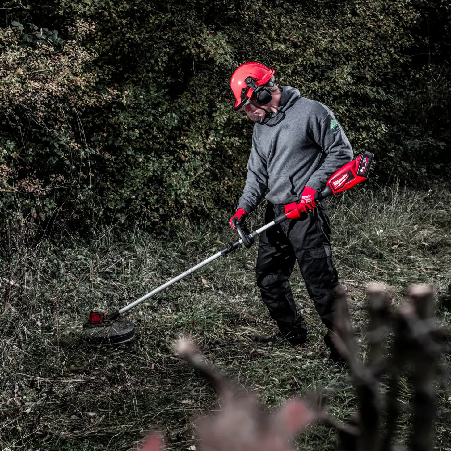 Milwaukee PowerPack M18 FPP2OPL1-501 løvblæser, græstrimmer inkl. 1x5,0 Ah batteri og hurtigoplader