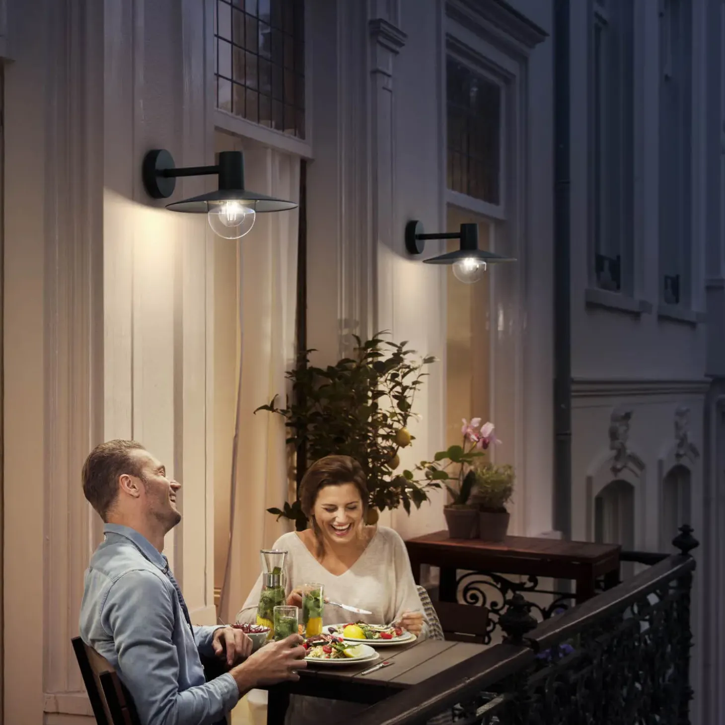 Philips Skua udendørs væglampe sort