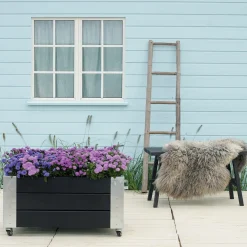 Plus Cubic blomsterkasse med hjul 87x50x45 cm sort