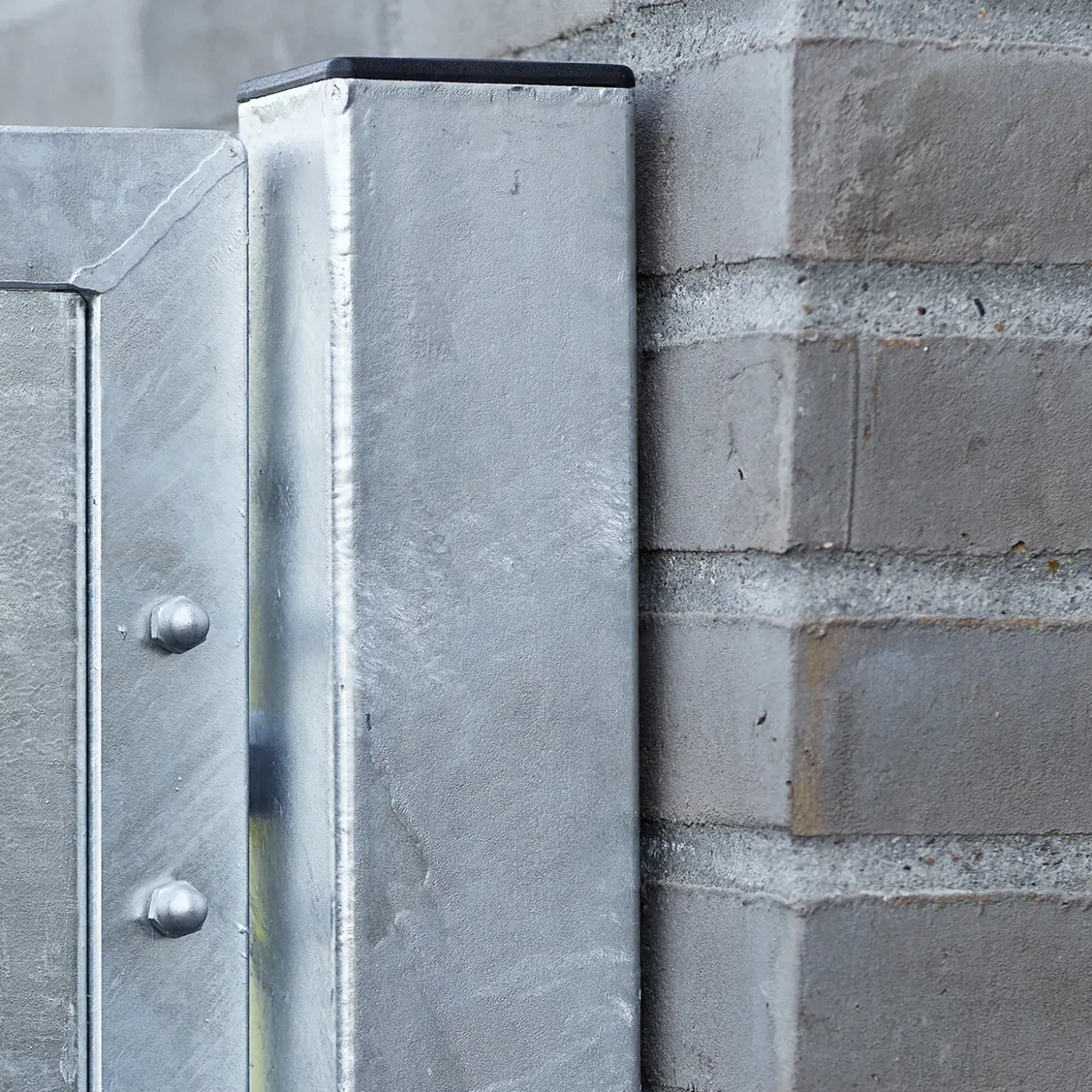 Plus Futura enkeltlåge m/stålstolpe højrehængt 99x91 cm skiftergrå