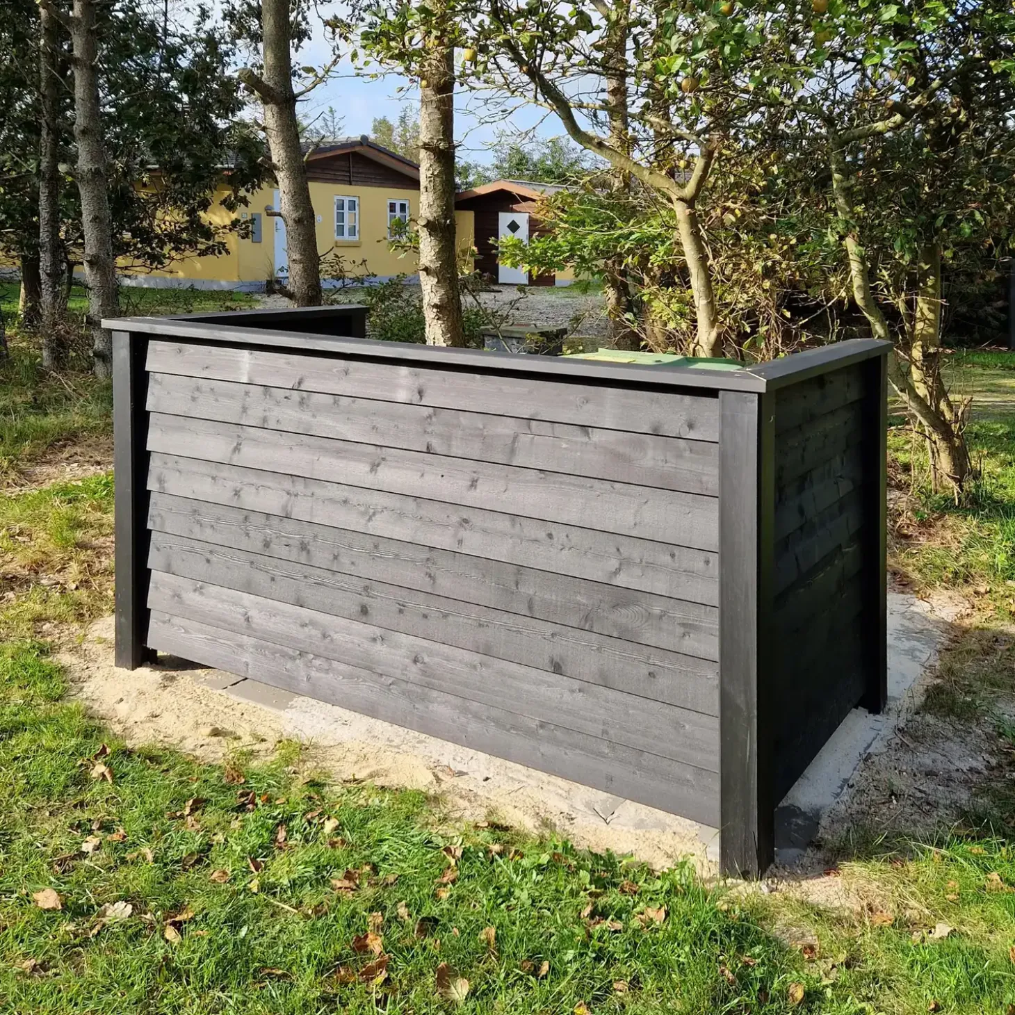 PLUS Renovationsskjul Klink Profil sort m/træstolper til nedgravning Sort