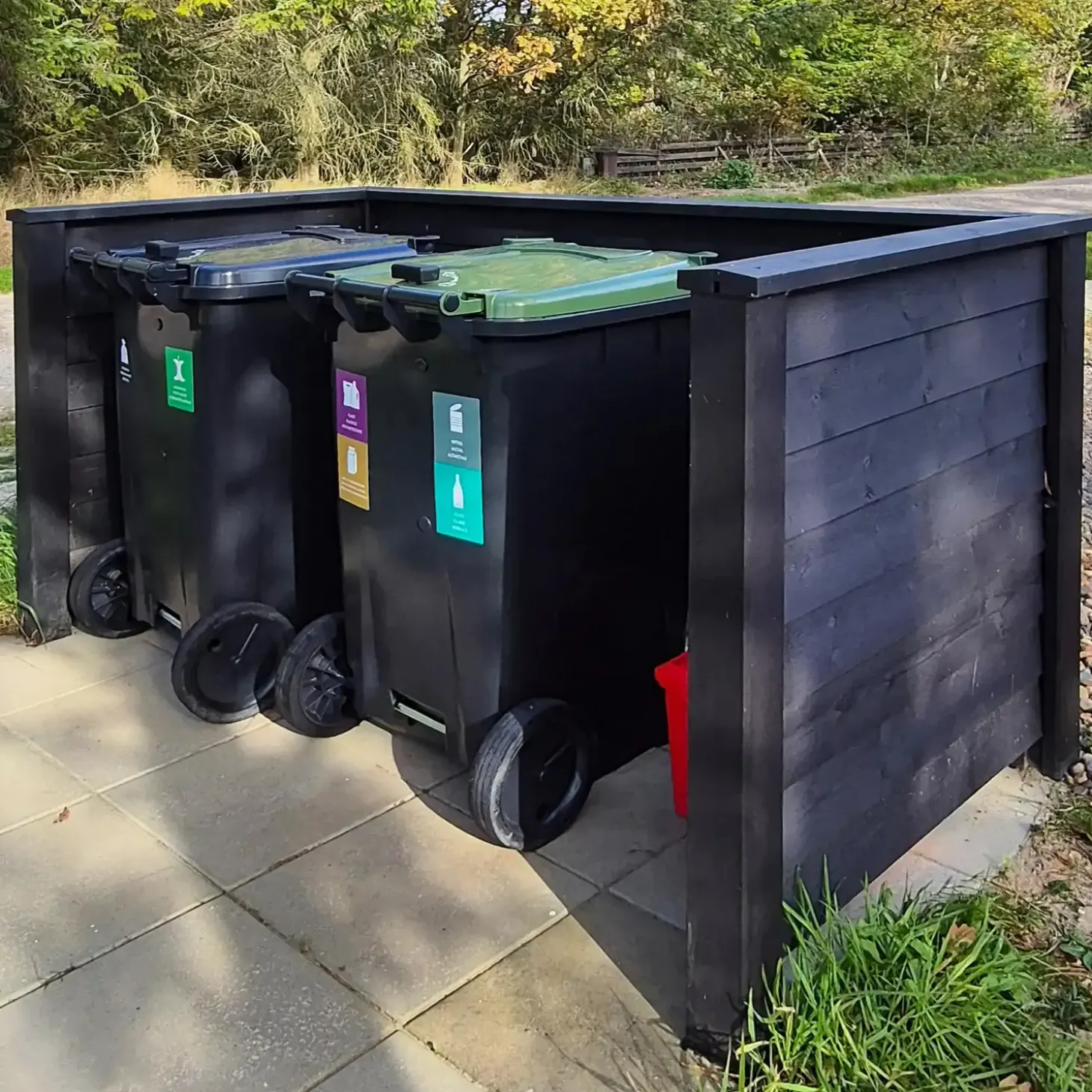 PLUS Renovationsskjul Klink Profil sort m/træstolper til nedgravning Sort