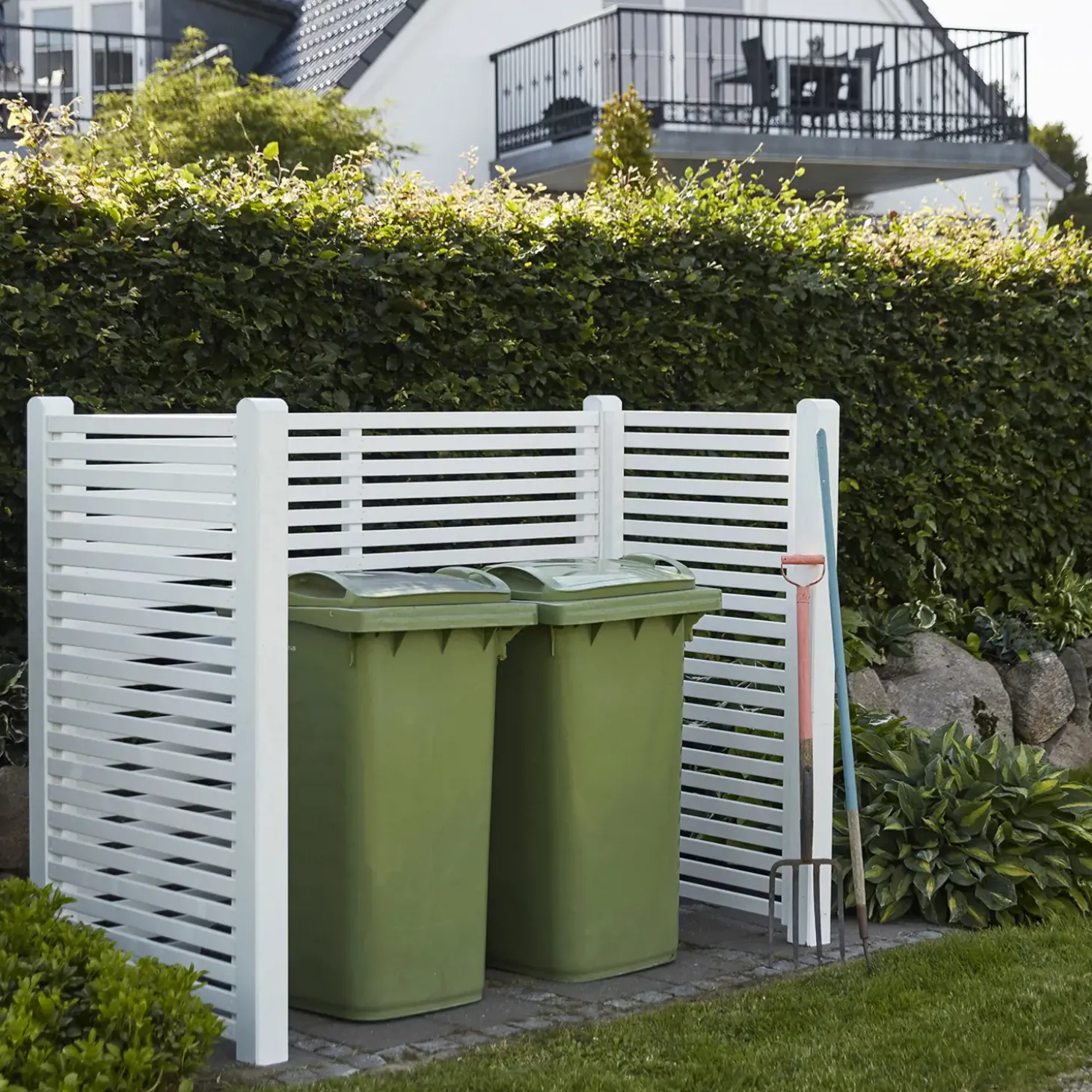 Plus Tokyo renovationsskjuler m/træstolper t/nedgravning hvid