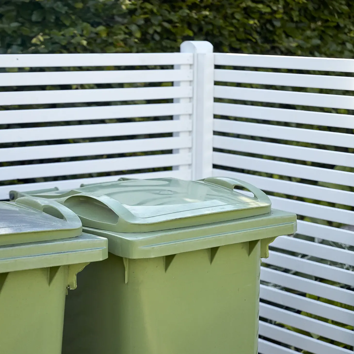 Plus Tokyo renovationsskjuler m/træstolper t/nedgravning hvid