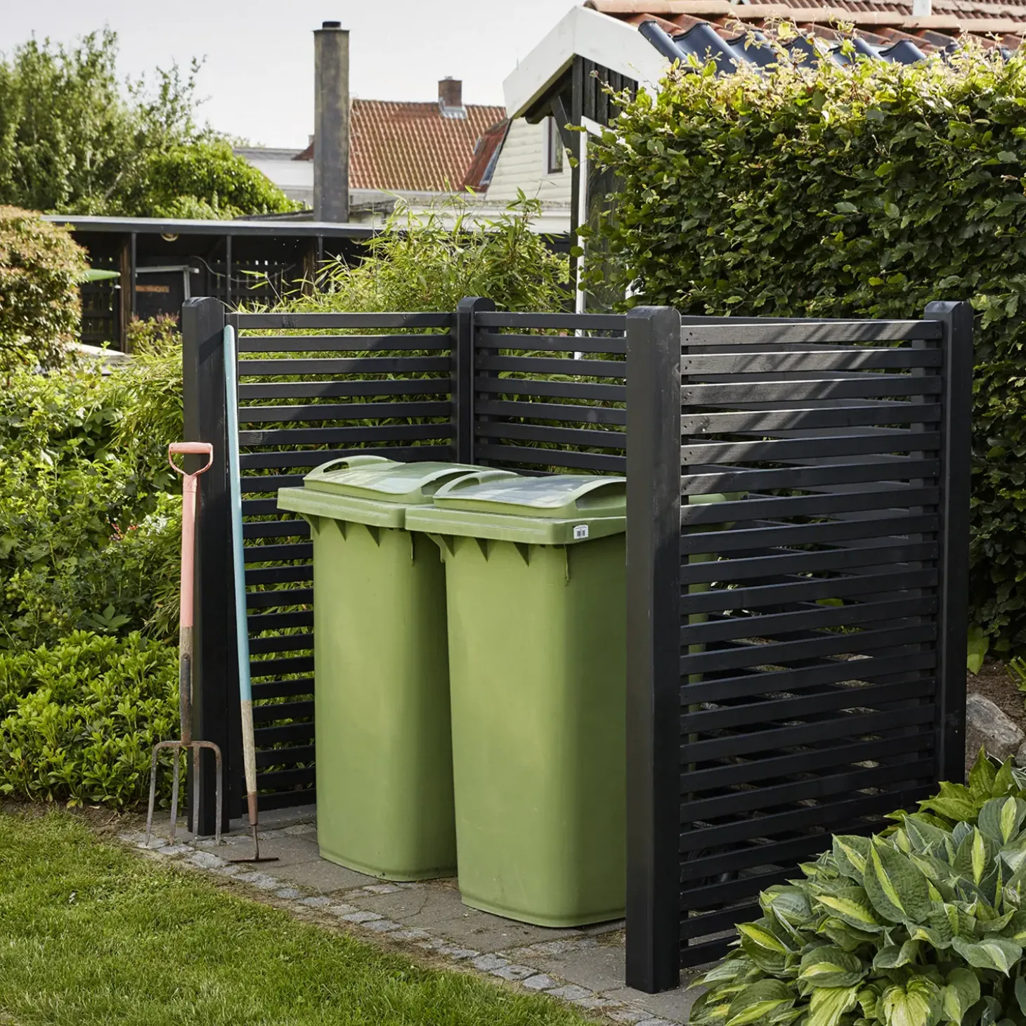 Plus Tokyo renovationsskjuler m/træstolper t/nedgravning sort