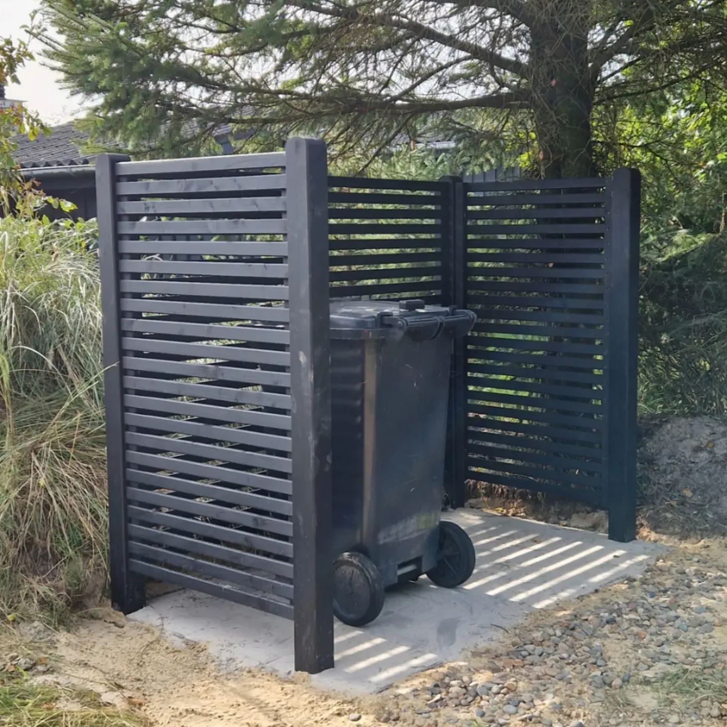 Plus Tokyo renovationsskjuler m/træstolper t/nedgravning sort