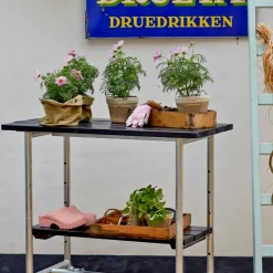 Plus Urban grill-/plantebord med 1 hylde grundmalet sort