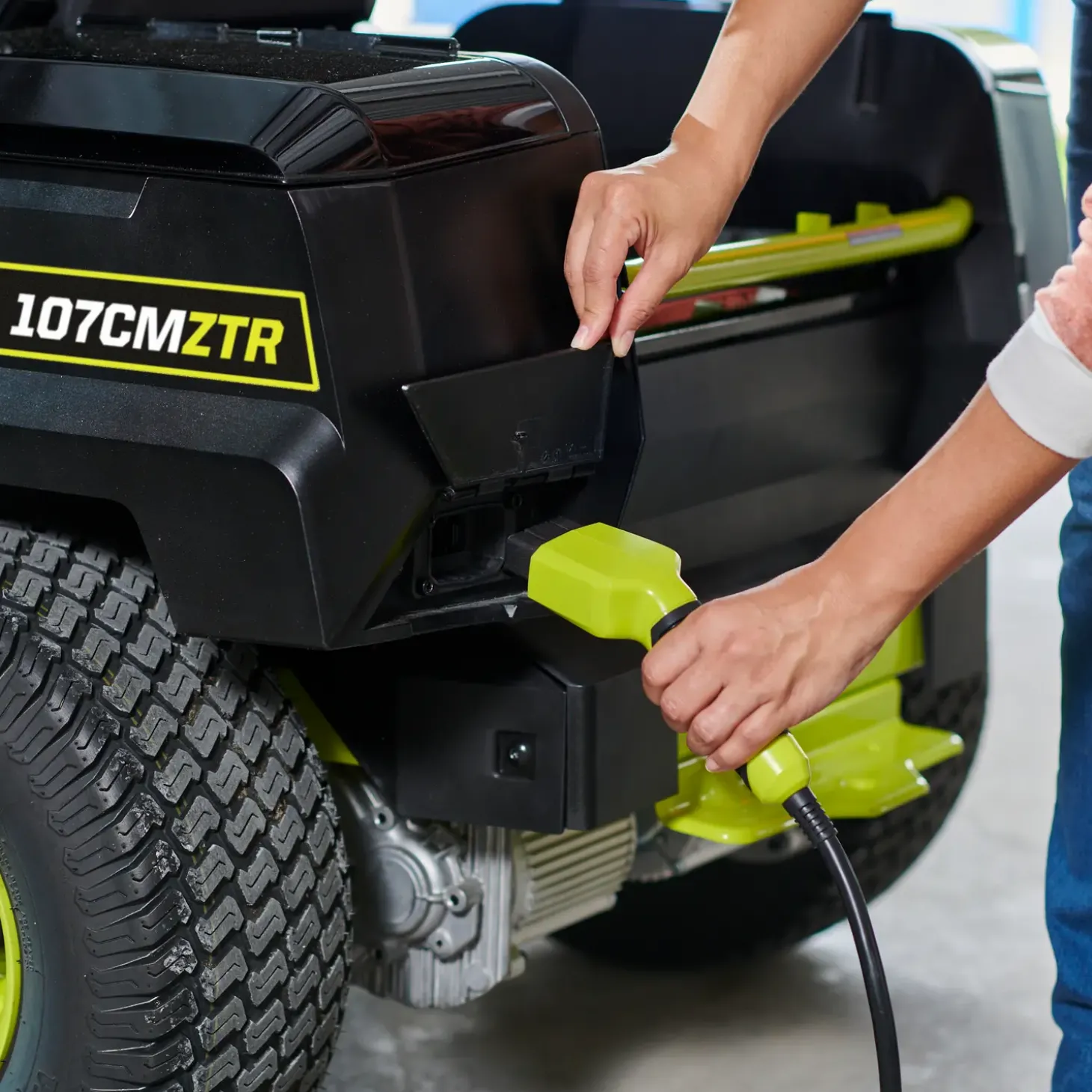 Ryobi RY72ZTRX107-210 72V 107 cm zero turn plæneklipper 2x10 Ah batt.