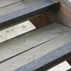 Skridsikker trappe kant 70x30x600 mm sort