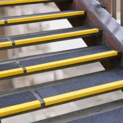 Skridsikker trappetrin grp medium 230x30x600 mm sort med gul kant