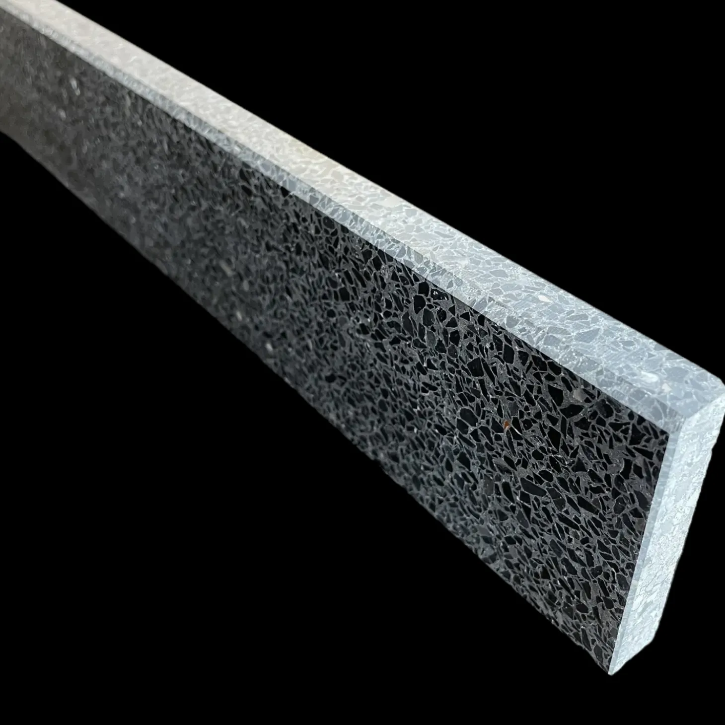 Terrazzo sokkelliste chicago  slebet overflade og top med fas 40x1,5x7,5 cm