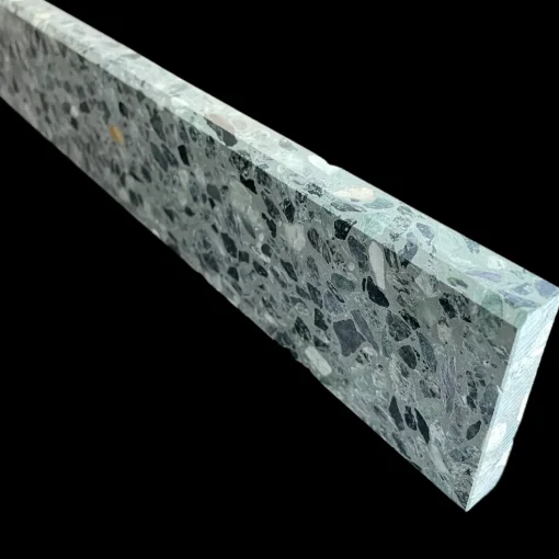 Terrazzo sokkellister caracas slebet overflade og top med fas 40x1,5x7,5 cm