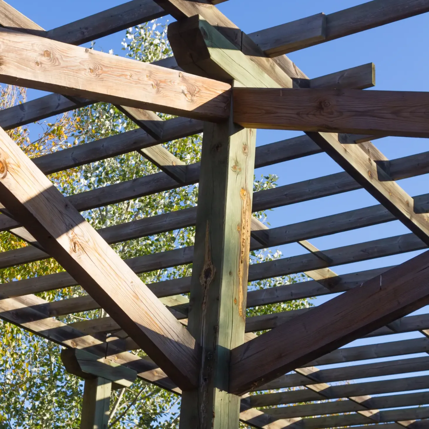 Tømmer høvlede stolper trykimprægneret 70x70 mm x 2,4 m