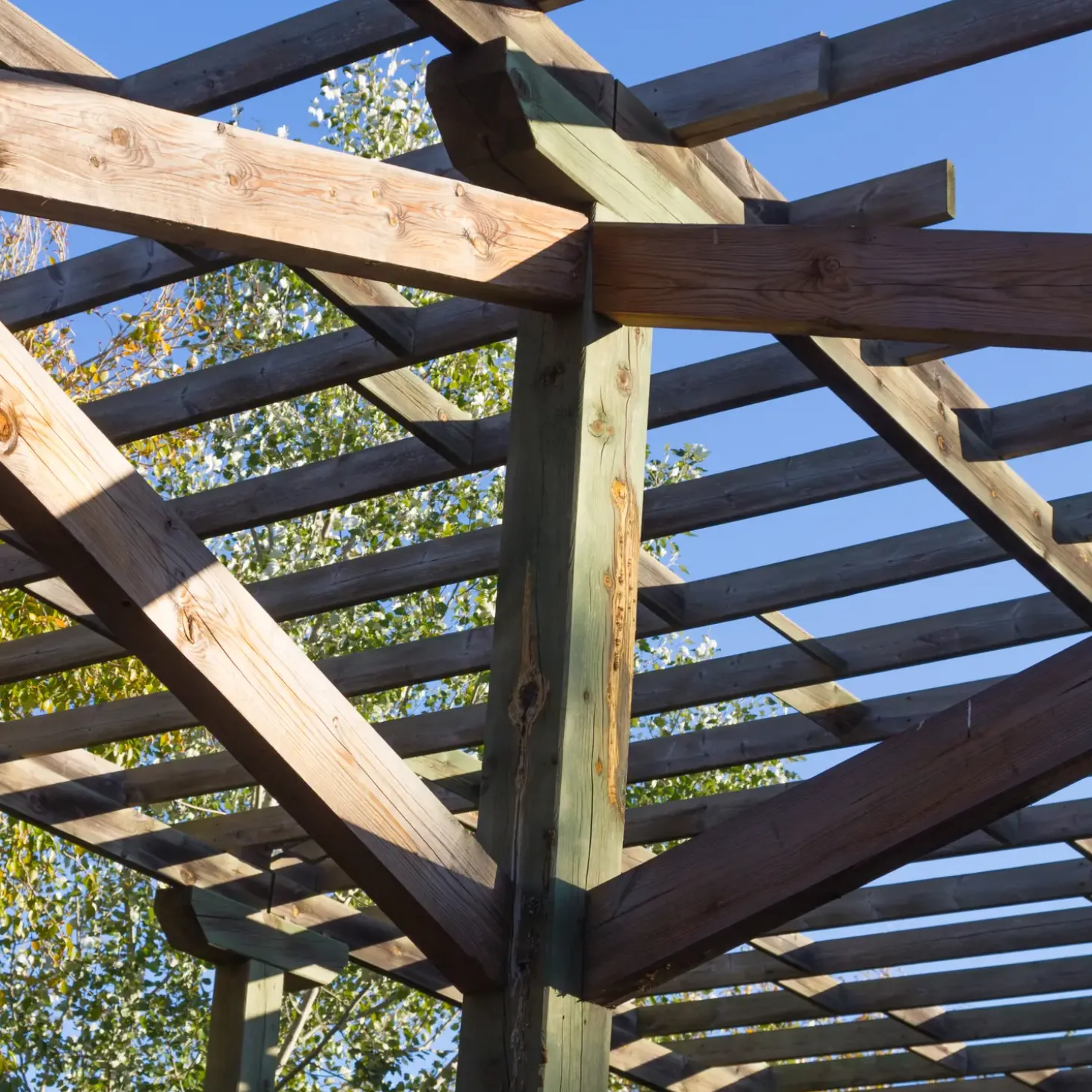 Tømmer høvlede stolper trykimprægneret 70x70 mm x 2,4 m