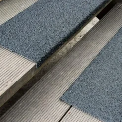 Trappetrin grp skridsikker grov 230x30x600 mm sort