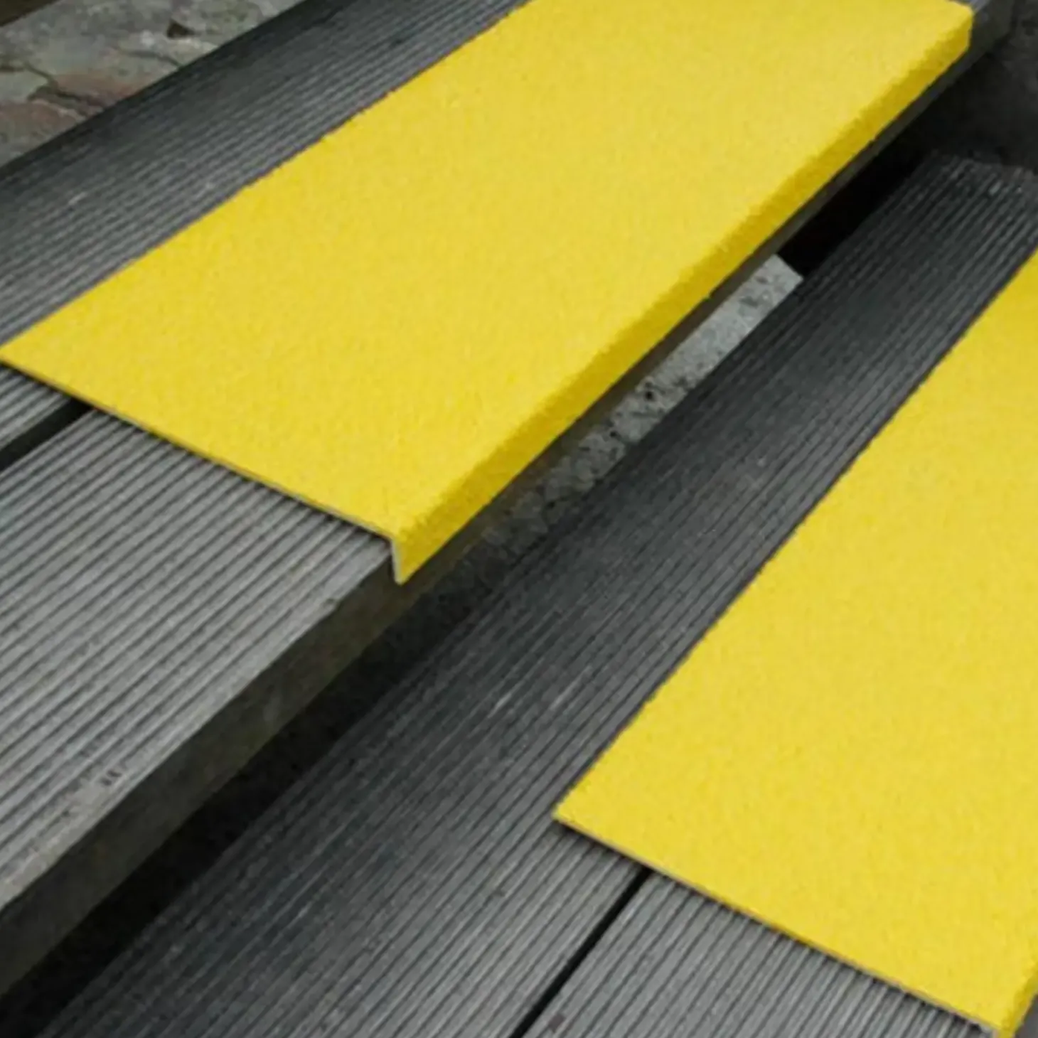 Trappetrin grp skridsikker grov 230x30x600 mm gul