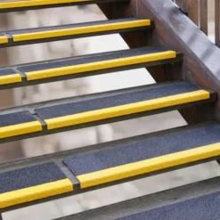 Trappetrin grp skridsikker grov 230x30x600 mm sort/gul
